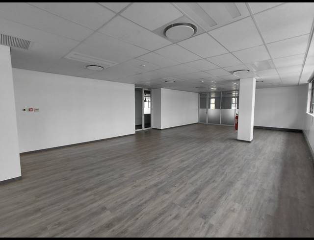 1,005M² OFFICE TO LET IN BRYANSTON